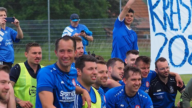 Ein Traum in blau und weiß: Der VfR Sulzthal steigt in die Kreisliga Rhön auf. Fotos: Jürgen Schmitt