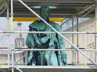 Seit Dienstag eingerüstet: Das Denkmal von Herzog Ernst l. von Sachsen-Coburg und Gotha. Foto: Simone Bastian