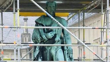 Seit Dienstag eingerüstet: Das Denkmal von Herzog Ernst l. von Sachsen-Coburg und Gotha. Foto: Simone Bastian