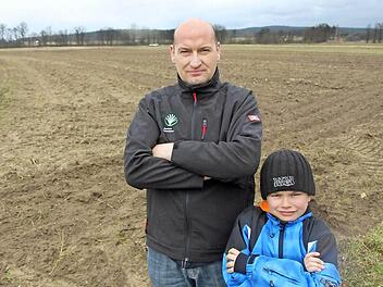 Auch für Sohn Timo will Wolfgang Hofmann das Ackerland seiner Familie erhalten. Die neue Straße soll samt Graben und Anwandwegen 22 Meter breit werden.  Foto: Michael Gründel