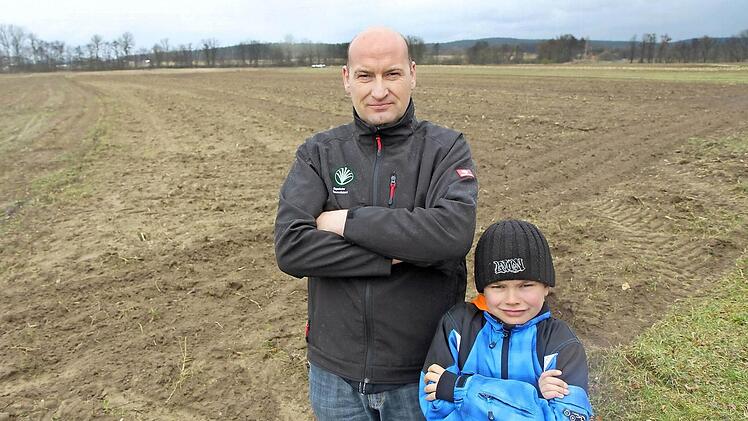 Auch für Sohn Timo will Wolfgang Hofmann das Ackerland seiner Familie erhalten. Die neue Straße soll samt Graben und Anwandwegen 22 Meter breit werden.  Foto: Michael Gründel