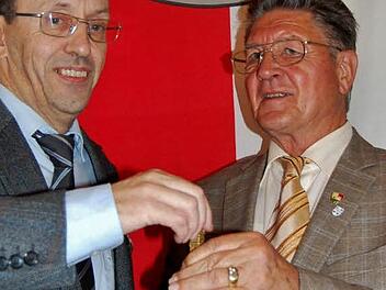 Der bisherige Sängerbund-Vorsitzende Ewald Kiesel (rechts) übergibt nach 20 Jahren die Vorstandsglocke an seinen Nachfolger, den bisherigen Stellvertreter Siegfried Gottwald.  Foto: Sigismund von Dobschütz