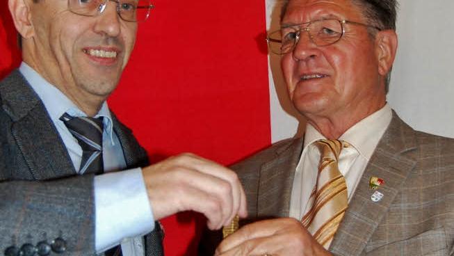 Der bisherige Sängerbund-Vorsitzende Ewald Kiesel (rechts) übergibt nach 20 Jahren die Vorstandsglocke an seinen Nachfolger, den bisherigen Stellvertreter Siegfried Gottwald.  Foto: Sigismund von Dobschütz