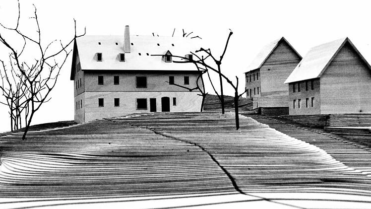 Architekturstudenten der TU München präsentierten in Tettau ihre Ergebnisse zu Instandsetzung und Umnutzung eines leer stehenden Wohnstallhauses in Tettau.