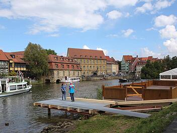 Die überbaute Flussfläche wächst. Ab Donnerstag können die Sandkirchweihbesucher vor dem Festzelt unter freiem Himmel sitzen.  Foto: RiegerPress