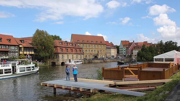 Die überbaute Flussfläche wächst. Ab Donnerstag können die Sandkirchweihbesucher vor dem Festzelt unter freiem Himmel sitzen.  Foto: RiegerPress