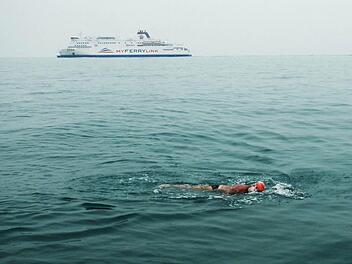 Peter Hücker (am Bildrand unten) hatte bei seiner Kanal-Durchquerung manche Begegnung mit Fährschiffen. Doch nach rund 88 000 Schwimmzügen konnte der Igensdorfer in England an Land gehen.  Foto: privat