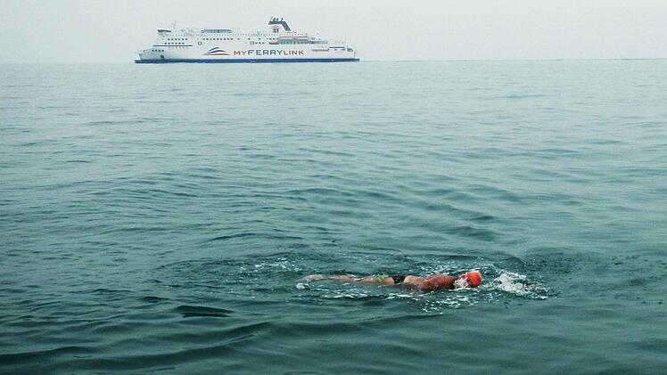 Peter Hücker (am Bildrand unten) hatte bei seiner Kanal-Durchquerung manche Begegnung mit Fährschiffen. Doch nach rund 88 000 Schwimmzügen konnte der Igensdorfer in England an Land gehen.  Foto: privat