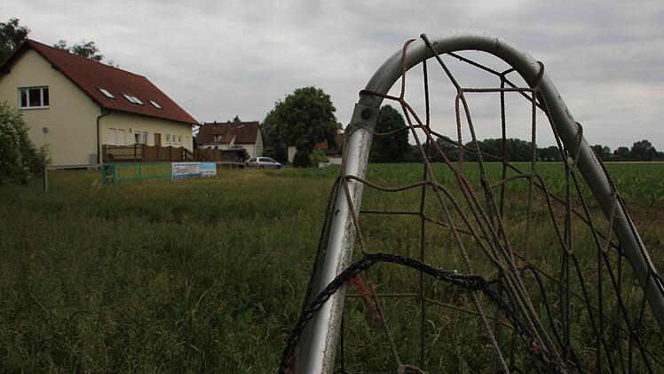 Ein abendlicher Blick auf das Sportheim hinter dem bepflanzten Sportplatz. Foto: Marco Meißner