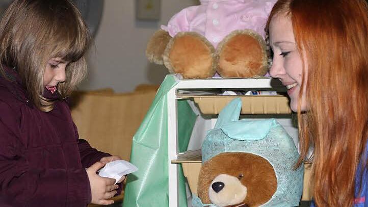Dem Krankenhausteddy schmerzt der Arm. Die kleine Franziska Ebert (links) aus Kronach weiß ganz genau, was zu tun ist. Foto: Mariell Dörrschmidt