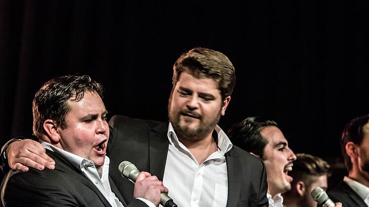 Zwei Franken unter sich: Der ehemalige Windsbacher Knabenchorist Alexander Herzog (links) und Johannes Beetz (rechts) aus Kronach.Foto: Jochen Berger