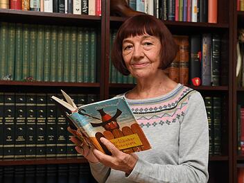 Renate Steinhorst mit dem erklärten Lieblingsbuch ihrer Kinder, die mittlerweile der nächsten Generation vorlesen: "Der Räuber Hotzenplotz" Foto: Ronald Rinklef