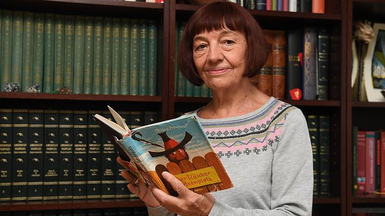 Renate Steinhorst mit dem erklärten Lieblingsbuch ihrer Kinder, die mittlerweile der nächsten Generation vorlesen: "Der Räuber Hotzenplotz" Foto: Ronald Rinklef