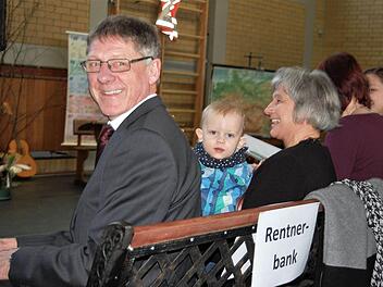 Der ehemalige Rektor Wolfgang Halbig (65) sitzt mit Ehefrau und Enkelsohn auf der Rentnerbank. Foto: Sigismund von Dobschütz