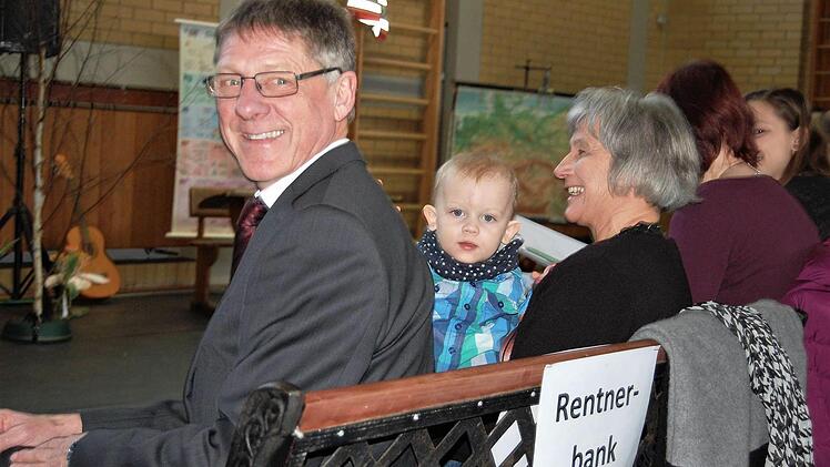 Der ehemalige Rektor Wolfgang Halbig (65) sitzt mit Ehefrau und Enkelsohn auf der Rentnerbank. Foto: Sigismund von Dobschütz