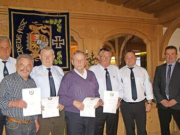 Stellvertretender Vorsitzender Gilbert Bösl (von links) ehrt die langjährigen Mitglieder Manfred Büchner, Günter Hahn, Ludwig Heil, Claus-Peter Hanke mit Vereinsvorsitzendem Oliver Belz und dem stellvertretenden Bürgermeister Karl Ziegler.  Foto: Wolfgang Saam