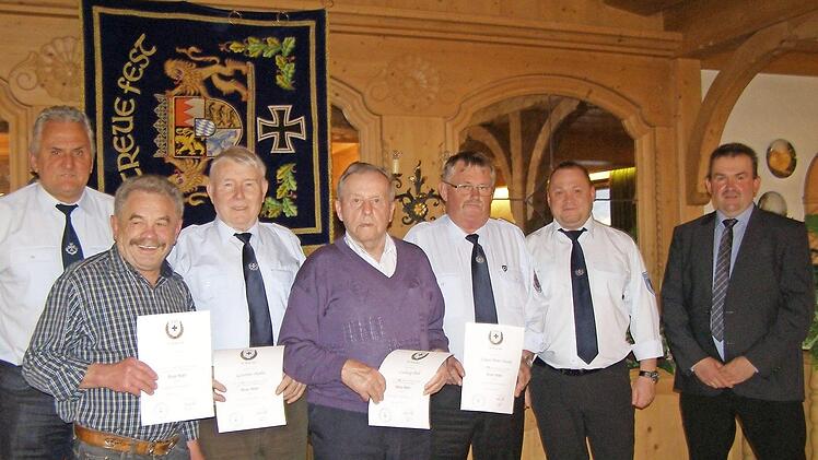 Stellvertretender Vorsitzender Gilbert Bösl (von links) ehrt die langjährigen Mitglieder Manfred Büchner, Günter Hahn, Ludwig Heil, Claus-Peter Hanke mit Vereinsvorsitzendem Oliver Belz und dem stellvertretenden Bürgermeister Karl Ziegler.  Foto: Wolfgang Saam