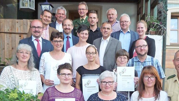 Sie wurden für ihren langjährigen Dienst als Schulweghelfer von Verkehrserzieher Ralf Meisel (rechts unten) geehrt.  Foto: Werner Reißaus