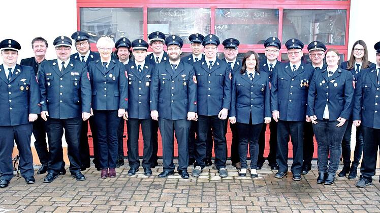 Bei der Jahreshauptversammlung der Freiwilligen Feuerwehr Kaltenbrunn fanden auch Neuwahlen statt. Die Aufnahme zeigt die neuen und die ausgeschiedenen Vorstands- und Ausschussmitglieder zusammen mit dem Ersten B&uuml;rgermeister Hans-Peter Laschka (2. v. links) und Kreisbrandmeister Matthias Weber (3. v. links ).  Foto: Herbert Fischer