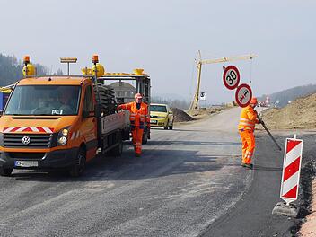 Im Auftrag des staatlichen Bauamtes Bamberg hat am Dienstagvormittag  eine Fachfirma damit begonnen, die Baustelle auf der B4 zwischen Mönchröden und Haarbrücken abzusichern.  Im Laufe des Nachmittags soll der Verkehr auf die Behelfsumfahrung umgelegt werden.Berthold Köhler