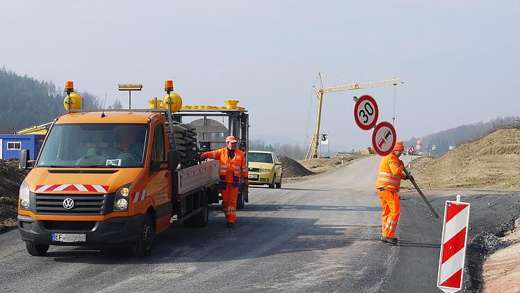 Im Auftrag des staatlichen Bauamtes Bamberg hat am Dienstagvormittag  eine Fachfirma damit begonnen, die Baustelle auf der B4 zwischen Mönchröden und Haarbrücken abzusichern.  Im Laufe des Nachmittags soll der Verkehr auf die Behelfsumfahrung umgelegt werden.Berthold Köhler