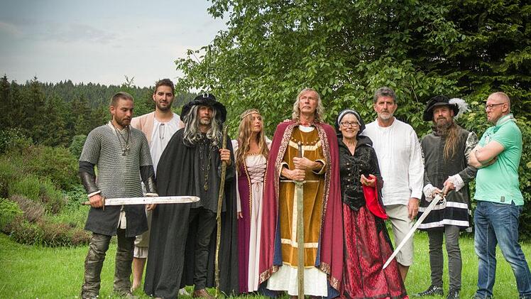 Die Theatertruppe um Regisseur Rudolf Ruf (rechts), der sein neues Stück "König Artus und der fränkische Gral" auf die Bühne bringt.PR