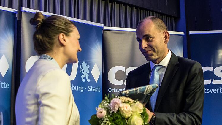 Impressionen vom Neujahrsempfang des CSU-Kreisverbandes Coburg Stadt: CSU-ORtsvorsitzender Thomas Bittorf überreicht Blumen und einen Coburg-Bildband an Staatsministerin Judith Gerlach.Foto: Jochen Berger