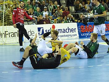 Drunter und drüber ging es phasenweise im Heimspiel gegen die DJK Rimparer Wölfe. Während die Gäste in der ersten Hälfte dominierten, rissen Felix Sproß (Mitte) und Sebastian Weber (im Vordergrund) mit ihren Teamkollegen das bereits verloren geglaubte Derby nach der Pause mit unbändigem Einsatz noch aus dem Feuer. Am Samstagabend wollen es die Vestestädter beim Aufsteiger HSV Hamburg erst gar nicht soweit kommen lassen, schließlich sollen mit einem weiteren Sieg optimale Voraussetzungen für d...
