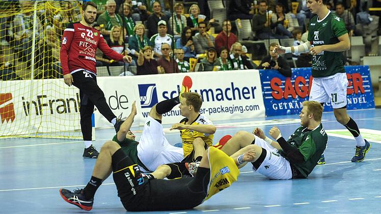 Drunter und drüber ging es phasenweise im Heimspiel gegen die DJK Rimparer Wölfe. Während die Gäste in der ersten Hälfte dominierten, rissen Felix Sproß (Mitte) und Sebastian Weber (im Vordergrund) mit ihren Teamkollegen das bereits verloren geglaubte Derby nach der Pause mit unbändigem Einsatz noch aus dem Feuer. Am Samstagabend wollen es die Vestestädter beim Aufsteiger HSV Hamburg erst gar nicht soweit kommen lassen, schließlich sollen mit einem weiteren Sieg optimale Voraussetzungen für d...
