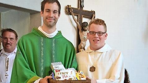 Oberministrant Luca Wei&szlig; mit Kaplan Stahl.