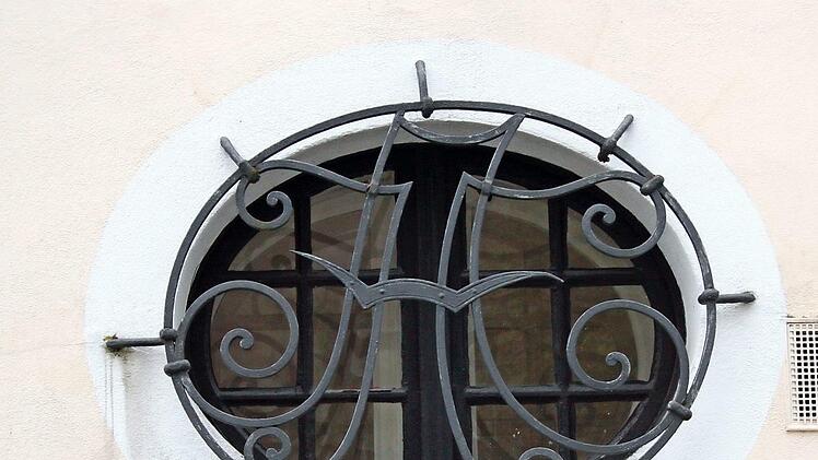 Das Gitter mit den Initialen "H" und "A"
