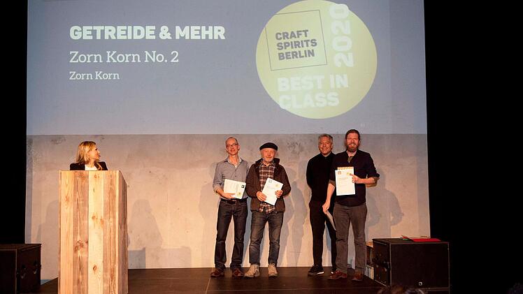 Mit einem Roggenbrand  gewann   Lothar Bold  (3. von rechts) Gold.  Craft Spirits Berlin/Mara von Kummer