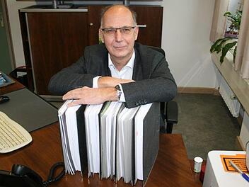 Fast eine Milliarde Euro beträgt das Volumen des Bezirkshaushalts, den Kämmerer Andreas Polst im Bezirkstag von Unterfranken erläuterte.  Foto: Markus Mauritz