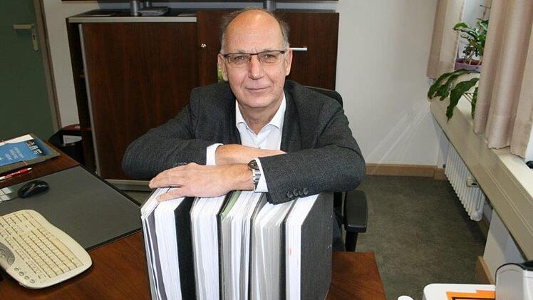 Fast eine Milliarde Euro beträgt das Volumen des Bezirkshaushalts, den Kämmerer Andreas Polst im Bezirkstag von Unterfranken erläuterte.  Foto: Markus Mauritz