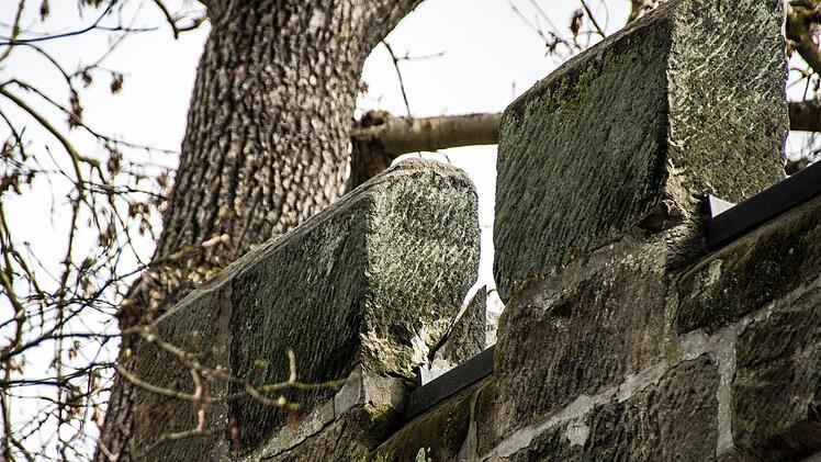 Absturzgefahr: Einige Sandsteinelemente der Zinnen sind stark beschädigt und könnten herabfallen.Foto: Jochen Berger