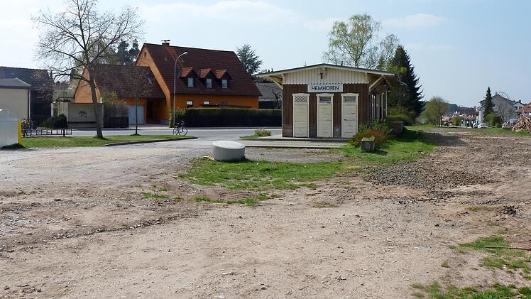 Das Bahnhofsgebäude in Hemhofen; im Vordergrund ist eine Terasse mit Sitzmöglichkeiten geplant.