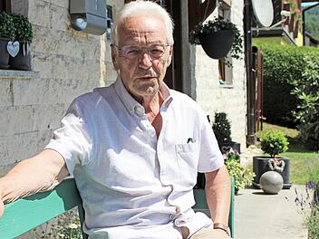 Werner Walter vor seinem Haus in Römershag.