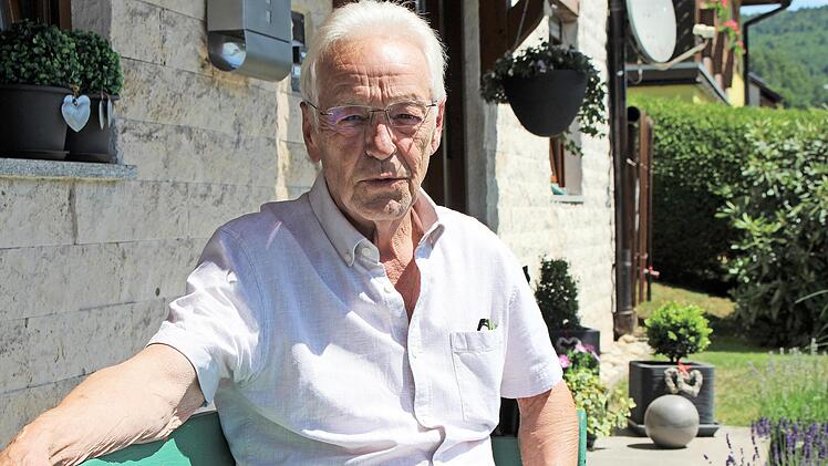 Werner Walter vor seinem Haus in Römershag.