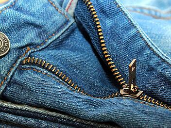 Die abgetragene Jeans kann noch gute Dienste leisten.