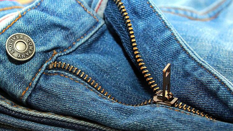Die abgetragene Jeans kann noch gute Dienste leisten.