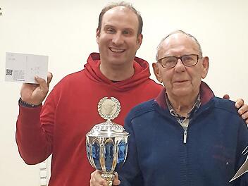 Matthias Ruppert (links) überreichte Edgar Hirt den Wanderpokal des Vereinsschafkopfturniers.
