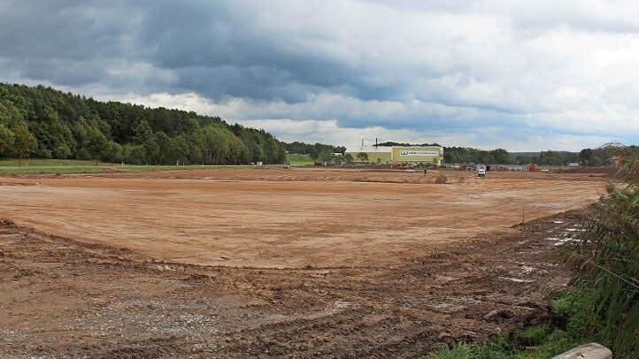 Auf diesem Gelände an der Etzelskirchener Straße entsteht das neue Logistikzentrum.  Foto: Andreas Dorsch