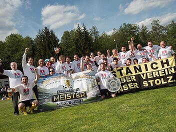 Der TSV Stadtsteinach kehrt nach zwei Jahren in die Kreisliga zurück. Im Bild das Erfolgsteam mit Vorsitzendem und Bürgermeister Roland Wolfrum (hinten, Zweiter von rechts).