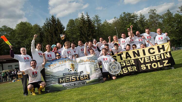 Der TSV Stadtsteinach kehrt nach zwei Jahren in die Kreisliga zurück. Im Bild das Erfolgsteam mit Vorsitzendem und Bürgermeister Roland Wolfrum (hinten, Zweiter von rechts).