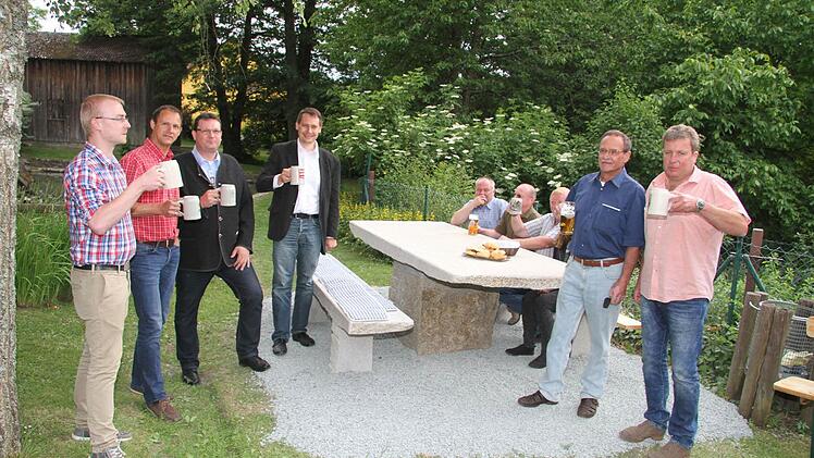 Ein Prosit auf das Dorffest am Wochenende: Vogtendorf hat eine neue Sitzgarnitur.