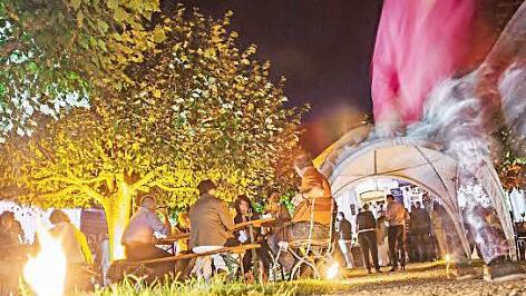 Kerzen tauchen die Bastion Marie in warmes Licht.