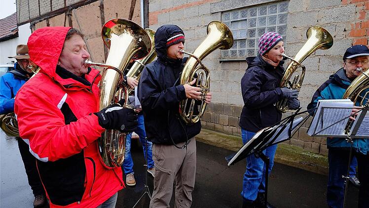Egal ob Regen oder Schnee, zum Jahreswechsel wird aufgespielt - und zwar im ganzen Dorf. Die Untererthaler Musikanten ziehen beim Silvesterblasen mit ihren Instrumenten durch die Straßen. Foto: Gerd Schaar