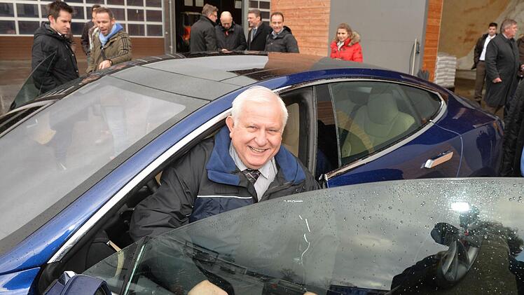Auch der stellvertretende Landrat Johann Pfister wollte Probe fahren.Foto: Ronald Rinklef
