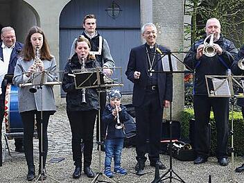 Die Medlitzer musizieren im Garten des Erzbischöflichen Palais für Erzbischof Ludwig Schick. Foto: p