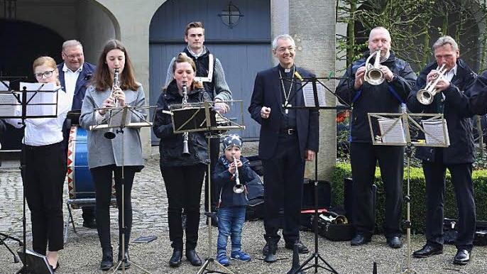 Die Medlitzer musizieren im Garten des Erzbischöflichen Palais für Erzbischof Ludwig Schick. Foto: p